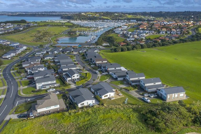 Photo of property in 33 Kaipuke Crescent, Gulf Harbour, Whangaparaoa, 0930