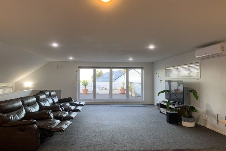 Photo of property in 123a Hobsonville Road, West Harbour, Auckland, 0618