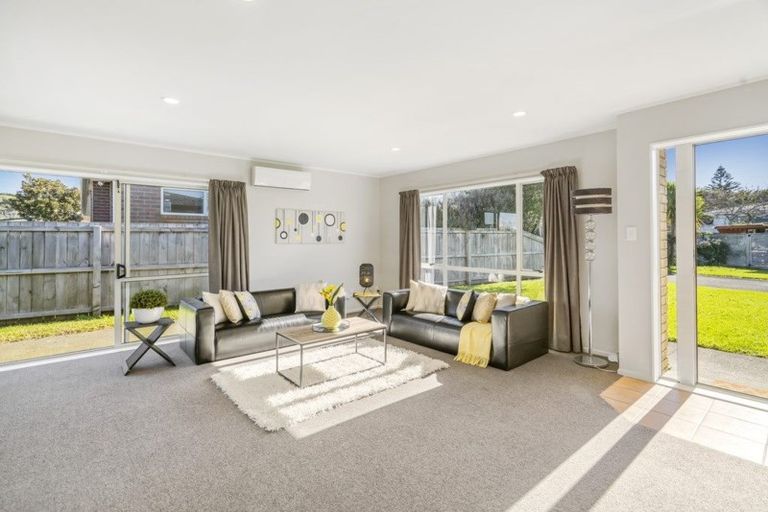 Photo of property in 15 Hocken Place, Mangere Bridge, Auckland, 2022