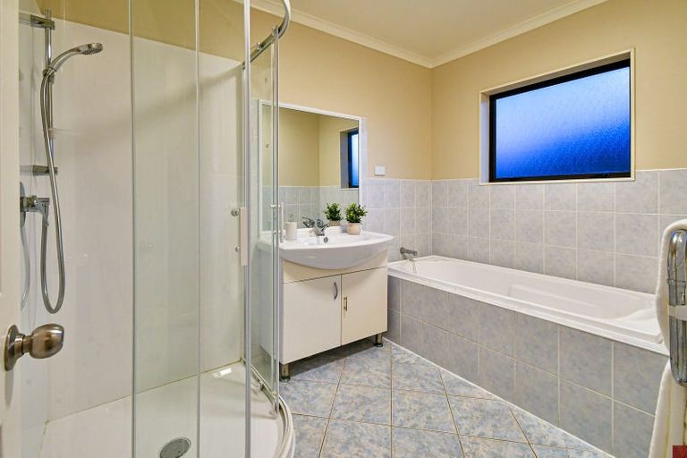 Photo of property in 28 Nicholas Gibbons Drive, Clendon Park, Auckland, 2103