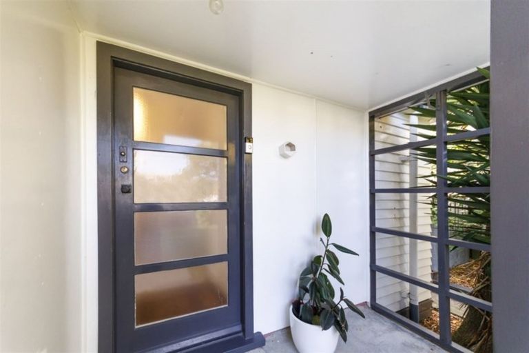 Photo of property in 4 Crewe Crescent, Hokowhitu, Palmerston North, 4410