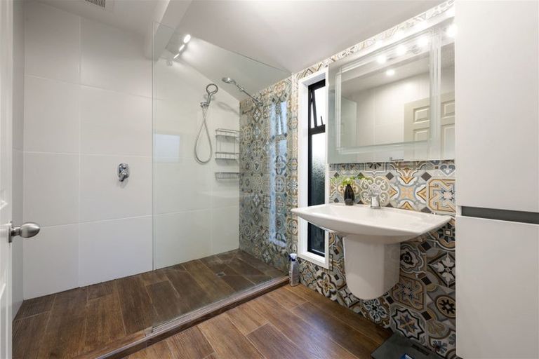 Photo of property in 8 Almond Grove, Greenhithe, Auckland, 0632