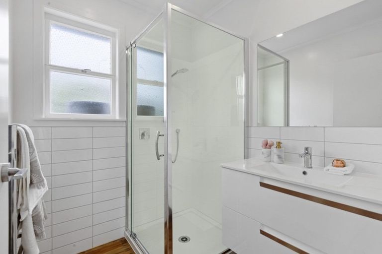 Photo of property in 1/3 Daphne Street, Kelston, Auckland, 0602