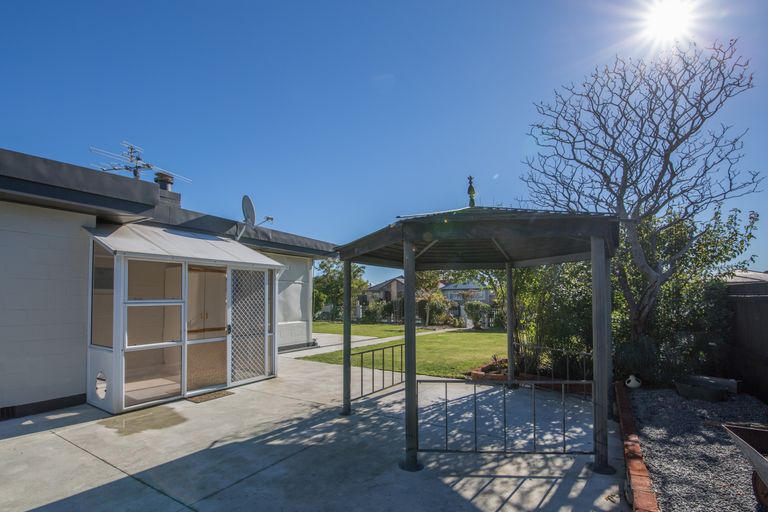 Photo of property in 306 Wainoni Road, Avondale, Christchurch, 8061