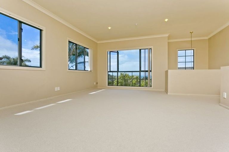 Photo of property in 22 Greenleaf Way, Northcross, Auckland, 0630