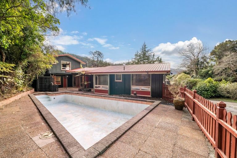 Photo of property in 99 Pinehaven Road, Pinehaven, Upper Hutt, 5019