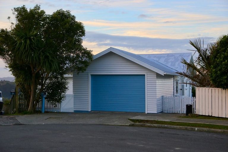 Photo of property in 11 Lancewood Grove, Ranui, Porirua, 5024