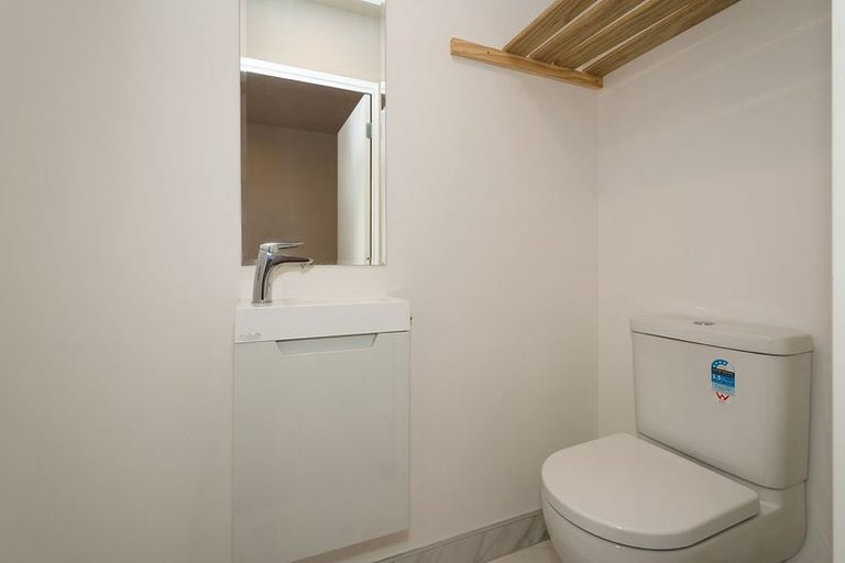 Photo of property in 4/26 Springvale Drive, Fairview Heights, Auckland, 0632