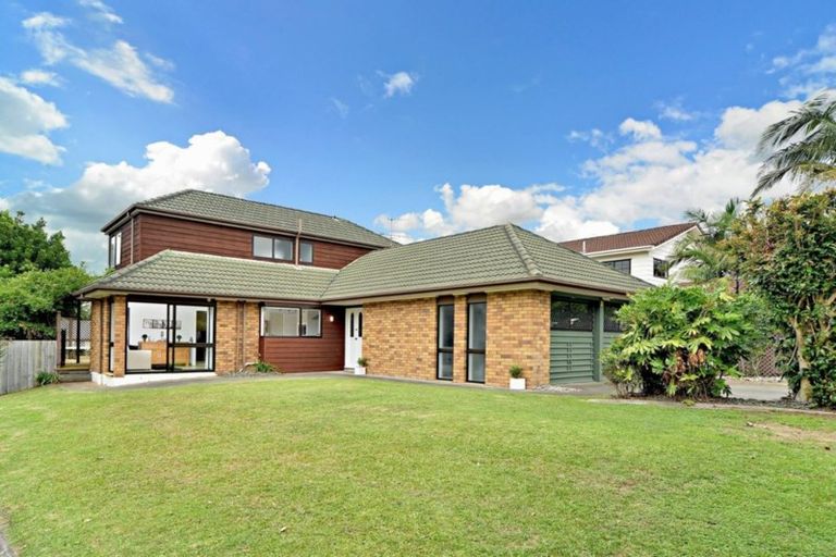 Photo of property in 21 Cumbrian Place, Conifer Grove, Takanini, 2112