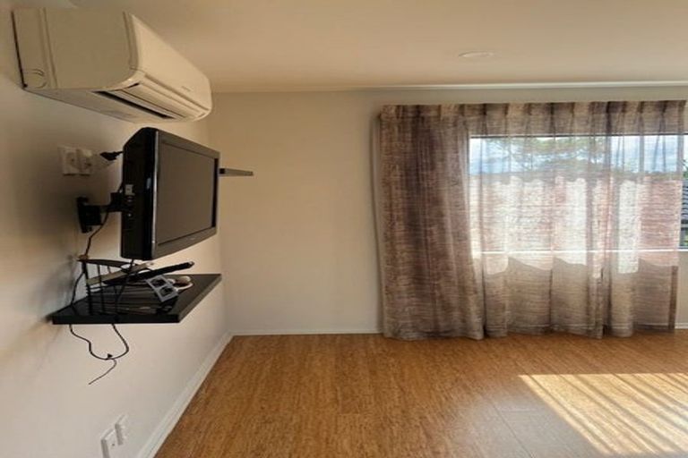 Photo of property in 35 Cityview Place, Massey, Auckland, 0614