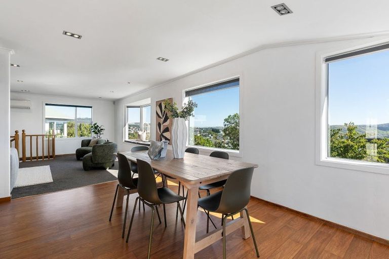 Photo of property in 32 Brooker Grove, Newlands, Wellington, 6037