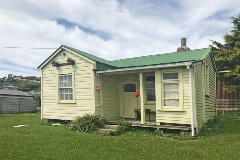 Photo of property in 3 Rimu Street, Kaka Point, 9271