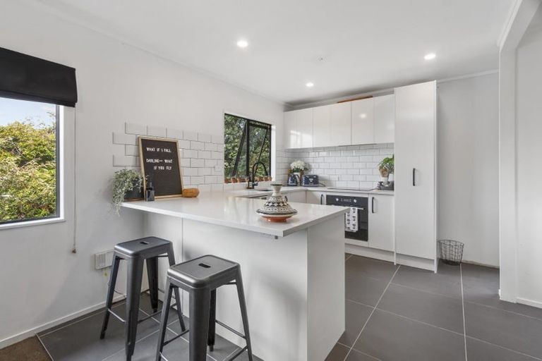 Photo of property in 3a John Webster Place, Glen Eden, Auckland, 0602