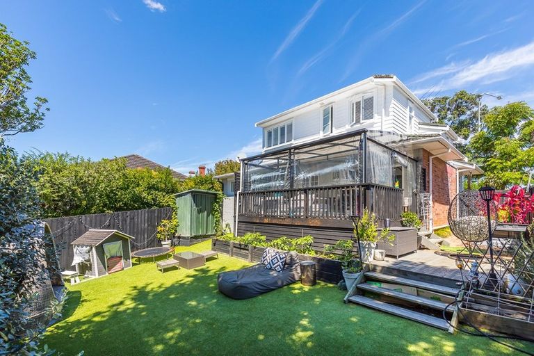 Photo of property in 1/27 Onewa Road, Northcote, Auckland, 0627