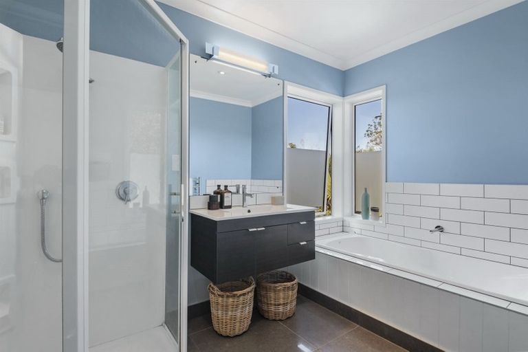 Photo of property in 11a Rodney Road, Northcote Point, Auckland, 0627