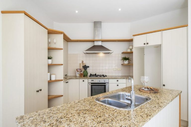 Photo of property in 1 Scarlet Oak Drive, Schnapper Rock, Auckland, 0632