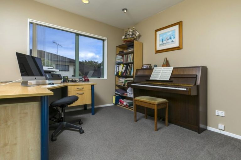 Photo of property in 6 Falstone Lane, Browns Bay, Auckland, 0630