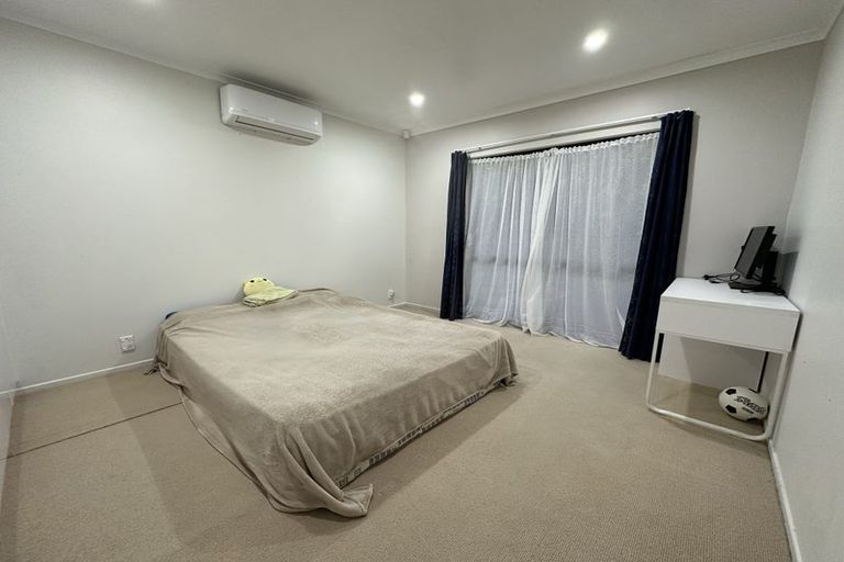 Photo of property in 141 Gossamer Drive, Pakuranga Heights, Auckland, 2010
