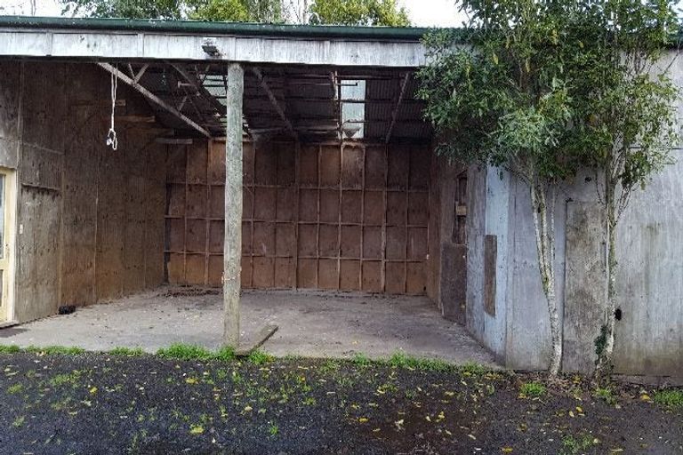 Photo of property in 400 Waitakere Road, Taupaki, Henderson, 0782