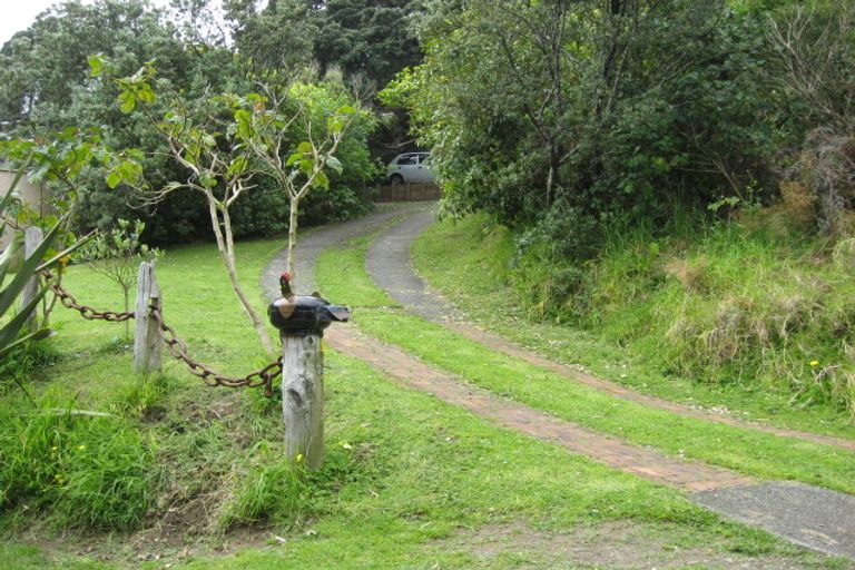 Photo of property in 77 Garden Road, Piha, New Lynn, 0772