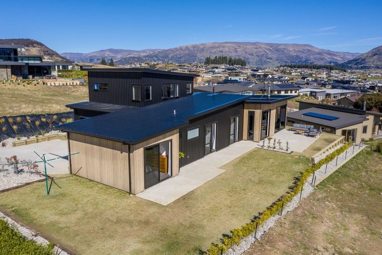 Photo of property in 31 Kirimoko Crescent, Wanaka, 9305