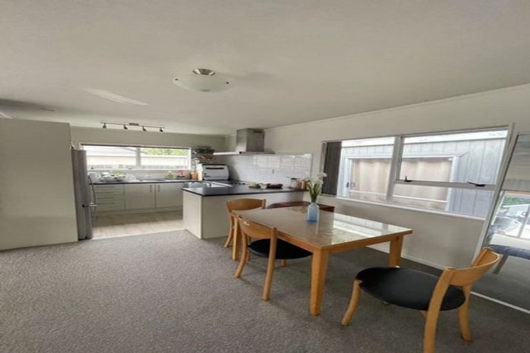 Photo of property in 2/13 Justamere Place, Weymouth, Auckland, 2103