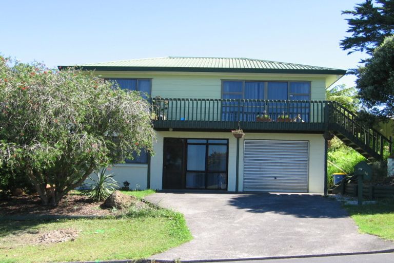 Photo of property in 16 Sumich Place, West Harbour, Auckland, 0618