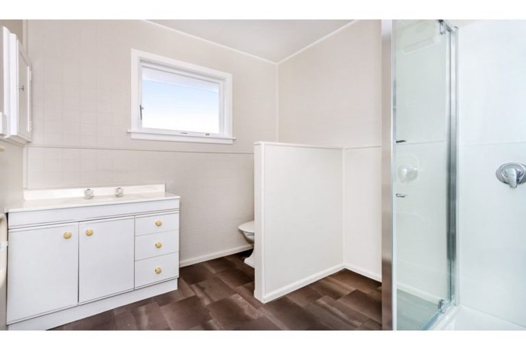 Photo of property in 2/120a Wainoni Road, Avondale, Christchurch, 8061