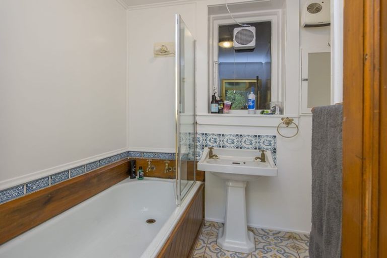 Photo of property in 140 Glenmore Street, Northland, Wellington, 6012