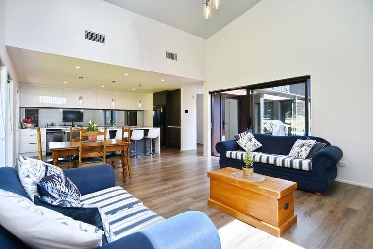 Photo of property in 33 Kohunga Crescent, Bottle Lake, Christchurch, 8083