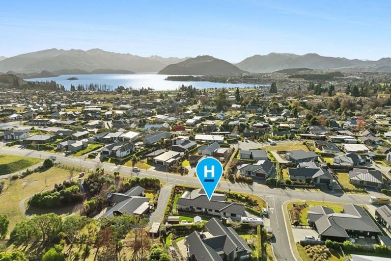 Photo of property in 2 Turnbull Crescent, Wanaka, 9305