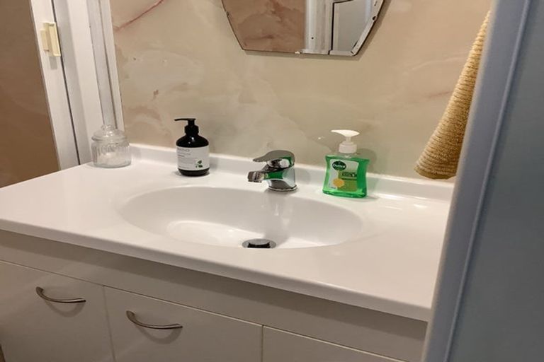 Photo of property in 1/8 Pupuke Road, Hillcrest, Auckland, 0627