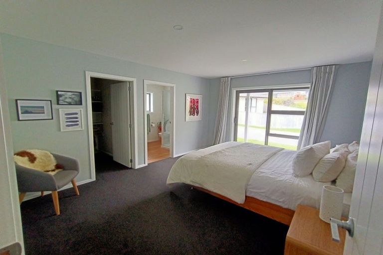 Photo of property in 2 Hull Place, Whitby, Porirua, 5024