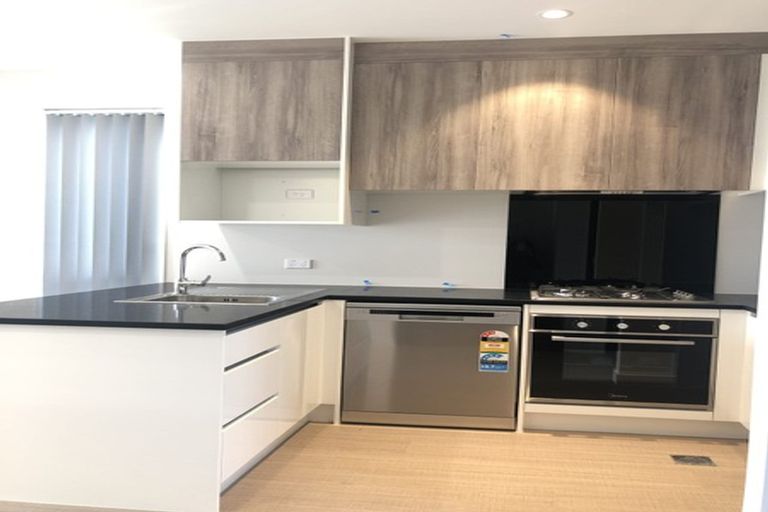 Photo of property in 3/21 Akoranga Drive, Northcote, Auckland, 0627