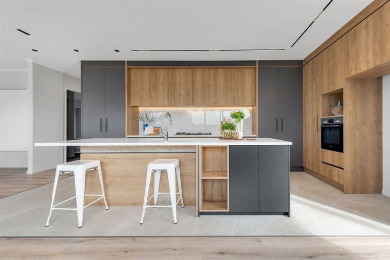 Photo of property in 30 Ballyalton Crescent, Flat Bush, Auckland, 2019