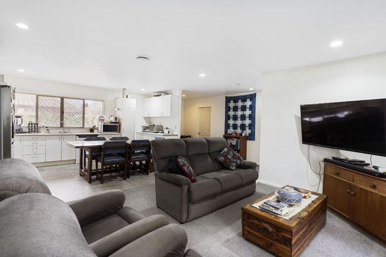 Photo of property in 11f Sturges Road, Henderson, Auckland, 0612