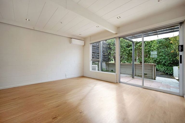 Photo of property in 12/18 Parr Terrace, Castor Bay, Auckland, 0620