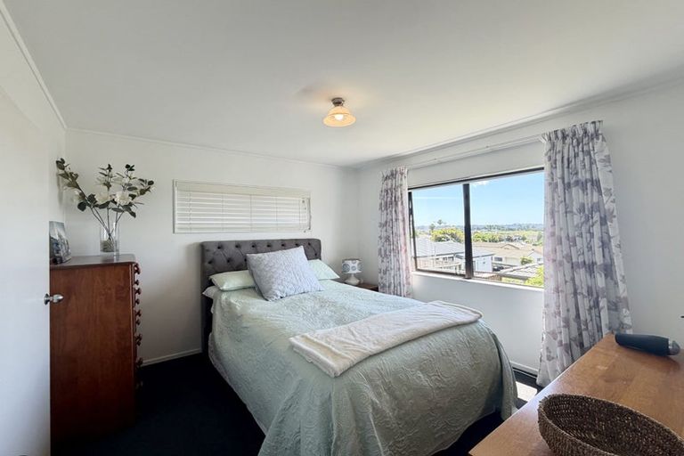 Photo of property in 2/8 Sevilla Place, Unsworth Heights, Auckland, 0632