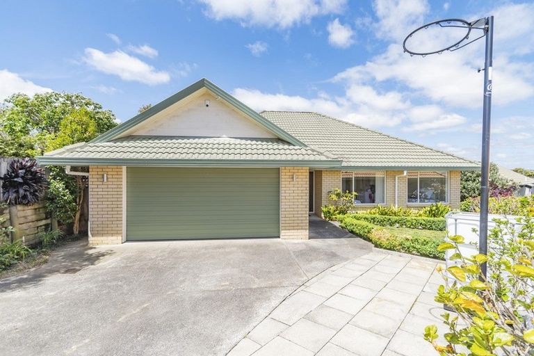 Photo of property in 2/12 Pat O'connor Place, Manurewa, Auckland, 2105
