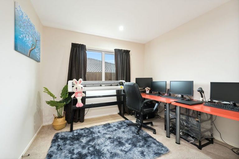Photo of property in 5 Nirmal Place, Sunnyvale, Auckland, 0612