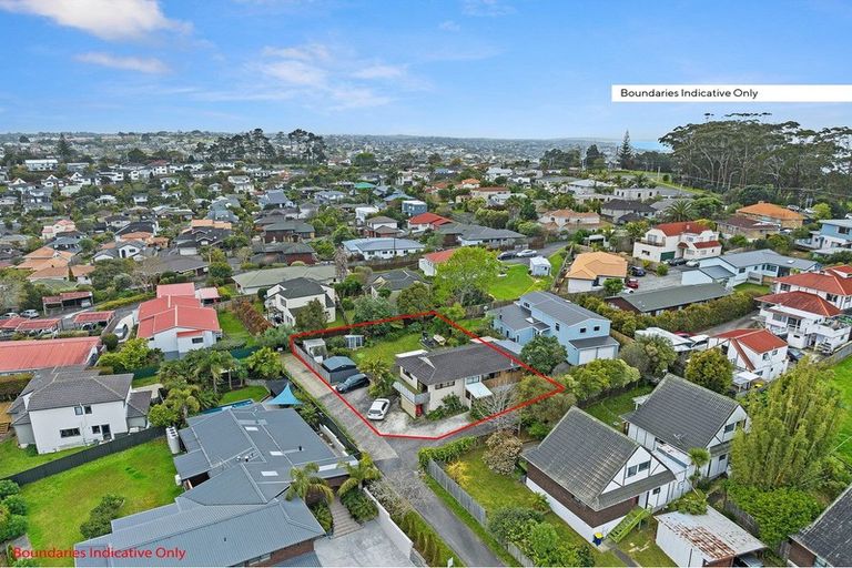Photo of property in 1/2c Sunnynook Road, Sunnynook, Auckland, 0620