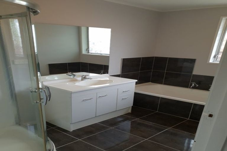 Photo of property in 8 Saunders Place, Redwood, Christchurch, 8051