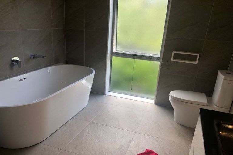 Photo of property in 8 Namsan Close, Fairview Heights, Auckland, 0632