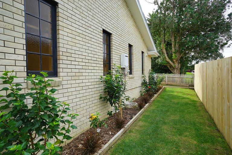 Photo of property in 1/25 James Evans Drive, Northcote, Auckland, 0627