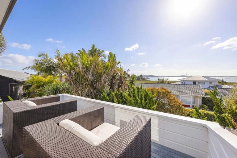 Photo of property in 16 Oakpark Place, West Harbour, Auckland, 0618