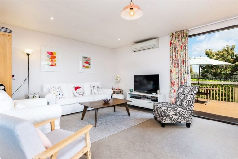 Photo of property in 2/88 Roberts Road, Te Atatu South, Auckland, 0610