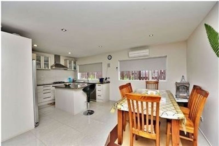Photo of property in 79a Awaroa Road, Sunnyvale, Auckland, 0612