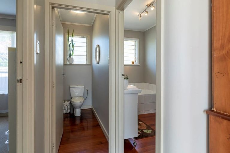 Photo of property in 52 Sylvan Crescent, Te Atatu South, Auckland, 0610