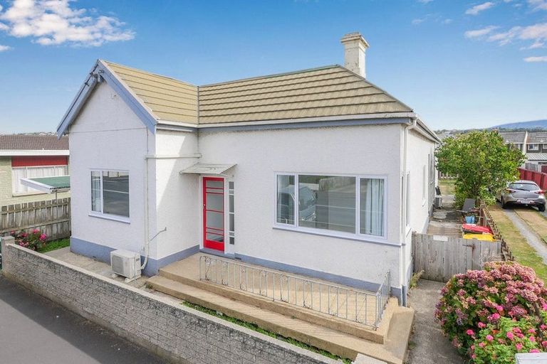 Photo of property in 114 Macandrew Road, South Dunedin, Dunedin, 9012