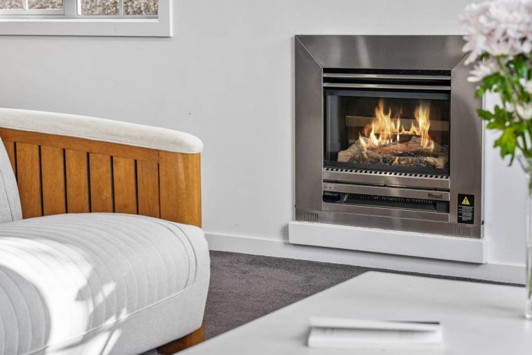 Photo of property in 52 Rising Parade, Fairview Heights, Auckland, 0632